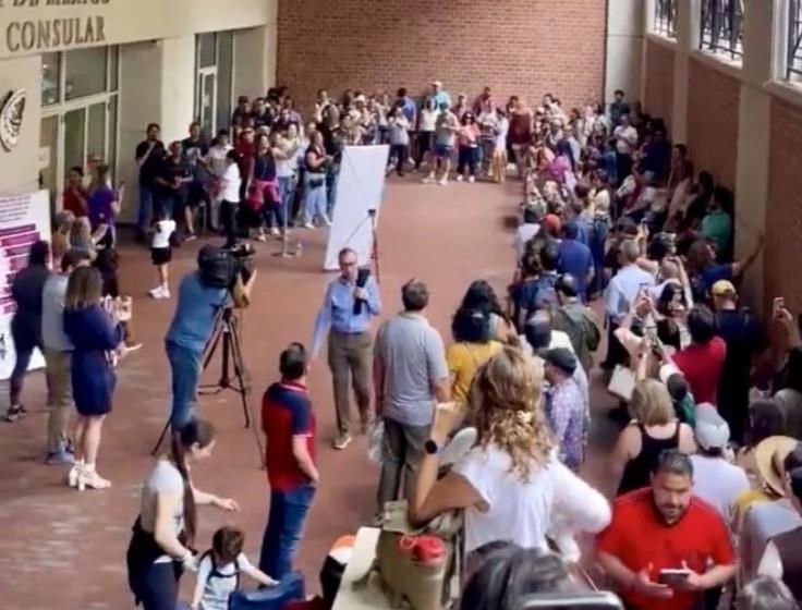 Cantan mexicanos Cielito Lindo mientras esperaban para votar en el extranjero