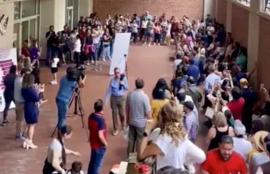 Cantan mexicanos Cielito Lindo mientras esperaban para votar en el extranjero