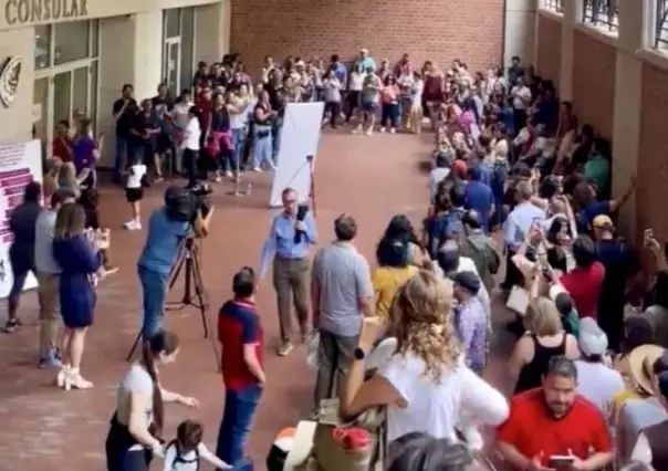 Cantan mexicanos Cielito Lindo mientras esperaban para votar en el extranjero