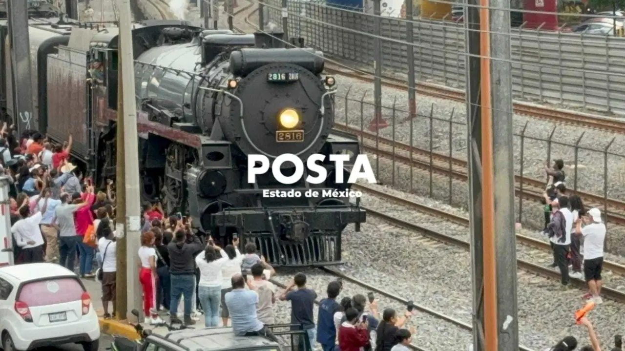 Los mexiquenses se sorprendieron y disfrutaron el paso de la histórica locomotora de vapor procedente de Canadá. Foto: Fernando Cruz