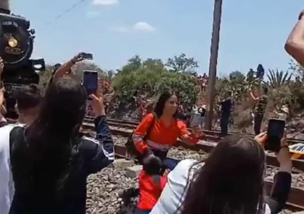 ¡Qué tragedia! Muere mujer por tomarse selfie al paso de La Emperatriz (VIDEO)