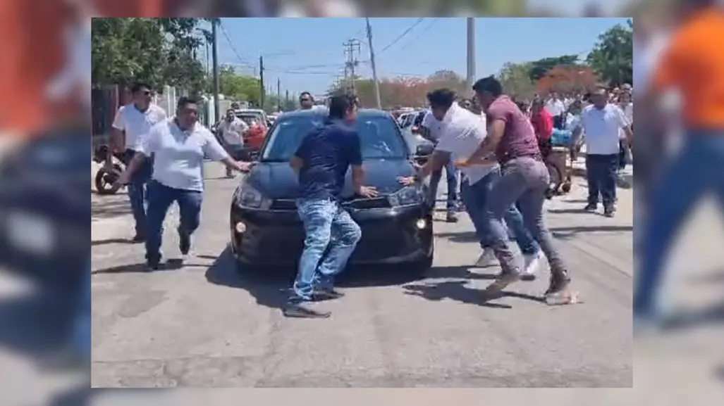 Secretario del SNTE  Yucatán embiste con su vehículo a maestros en una protesta