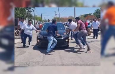 Secretario del SNTE  Yucatán embiste con su vehículo a maestros en una protesta