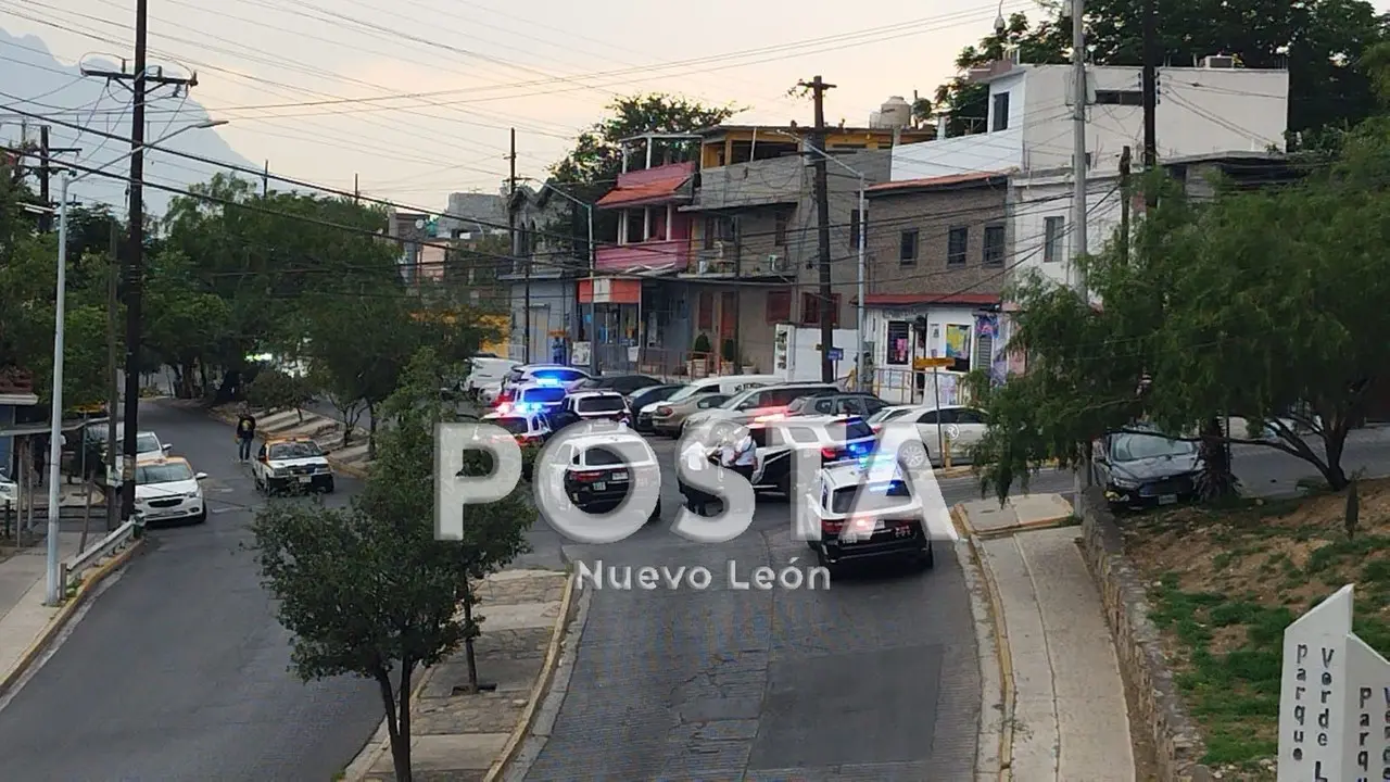 Varias patrullas vigilan la zona donde ocurrió la balacera entre las colonias Revolución y San Pedro 400, en el municipio de San Pedro Garza García. Foto: Raymundo Elizalde