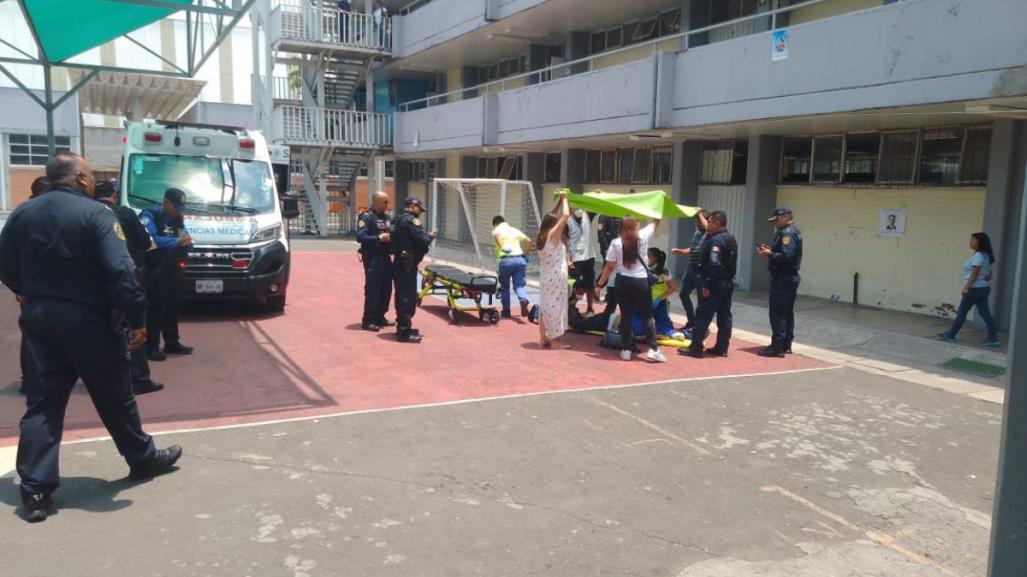 Cae menor de edad de un primer piso en escuela secundaria, se reporta grave