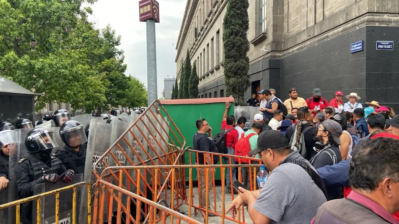 Manifestantes de la CNTE en Palacio Nacional.   Foto: Ramón Ramírez