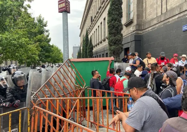 La CNTE derriba vallas y realiza destrozos en Palacio Nacional