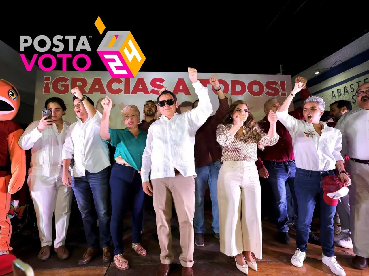 Luego de confirmarse la amplia ventaja por los votos logrados el pasado 2 de junio, el candidato a la gubernatura de Yucatán Joaquín Díaz Mena festejó con simpatizantes la victoria en la sede estatal de Morena.- Foto cortesía