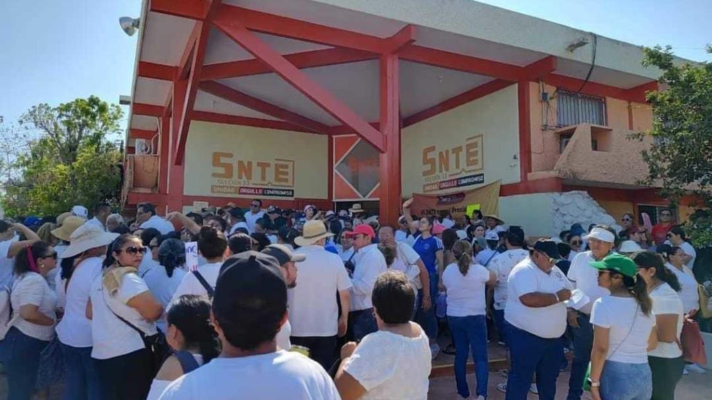 Maestros yucatecos  toman la sede del SNTE en el fraccionamiento Yucalpetén