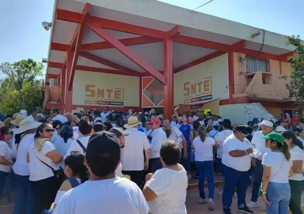 Maestros yucatecos  toman la sede del SNTE en el fraccionamiento Yucalpetén