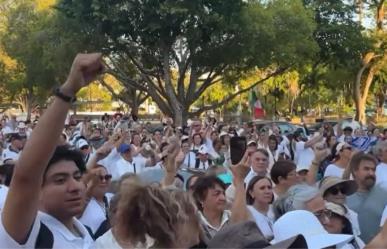 Ciudadanos se manifiestan frente al INE en Mérida y exigen recuento de votos