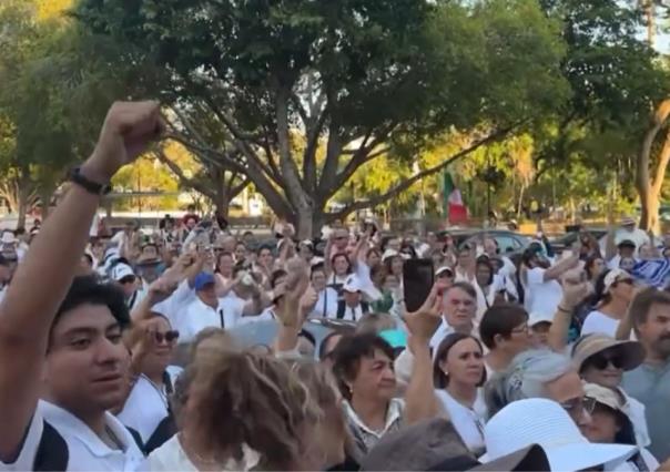 Ciudadanos se manifiestan frente al INE en Mérida y exigen recuento de votos