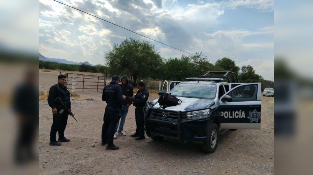 Extranjero que viaja por Durango baja a comprar comida y su camión lo abandona