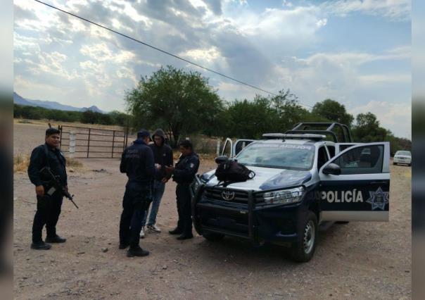 Extranjero que viaja por Durango baja a comprar comida y su camión lo abandona