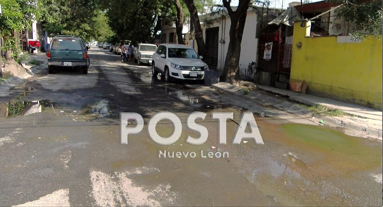 Pese a que las cuadrillas van y destapan, el problema regresa a las pocas horas por las coladeras y baños de las casas. Foto: POSTA.