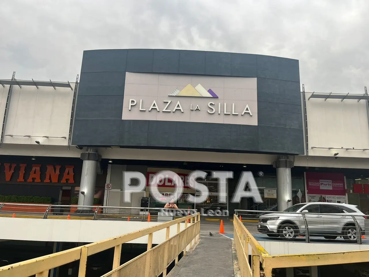 La plaza comercial La Silla se ha vuelto una plaza fantasma ante el cierre de diferentes negocios. Foto: Rafael Enríquez