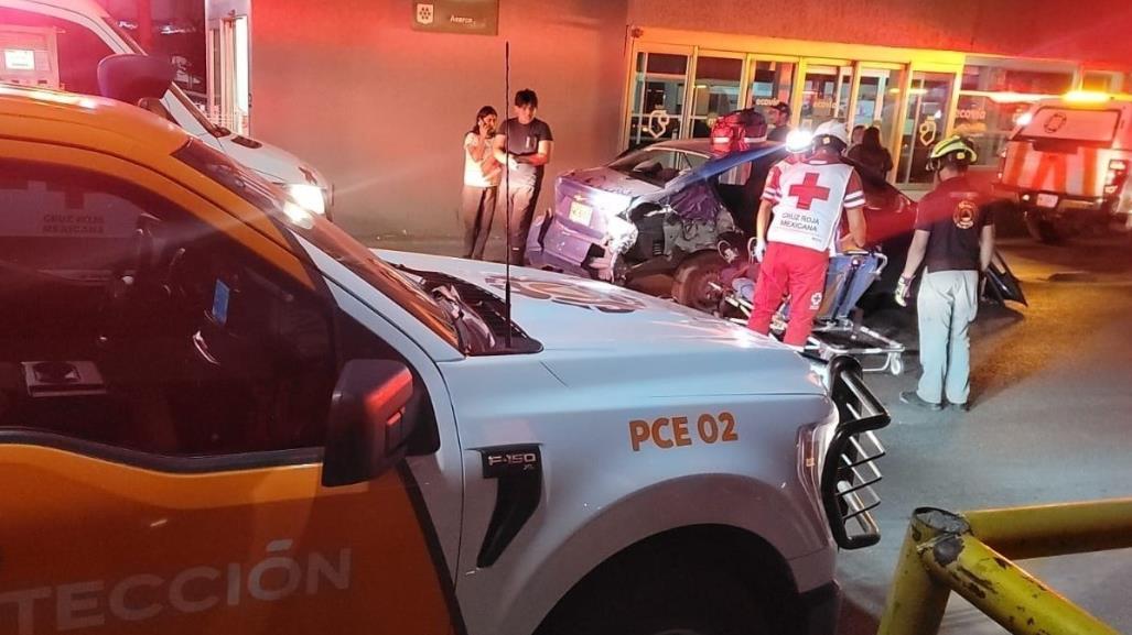 Salvan a mujer prensada tras choque en avenida Ruiz Cortines