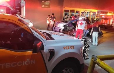 Salvan a mujer prensada tras choque en avenida Ruiz Cortines