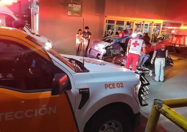 Salvan a mujer prensada tras choque en avenida Ruiz Cortines