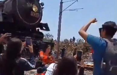 Video impactante: mujer muere al tomarse una selfie cerca de las vías del tren