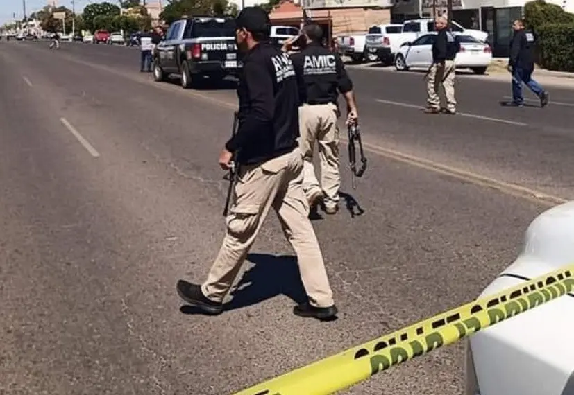 Policías estatales de Sonora cubriendo la zona donde fue asesinado el comandante de policía. Foto: ATV News.