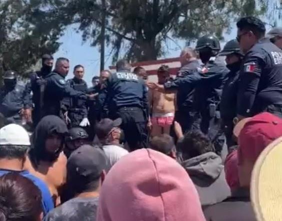 Uno de los presuntos asaltantes siendo protegido por la policía para evitar que los pobladores lo lincharan. Foto: Pasa en Hidalgo.