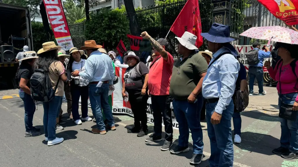 Marcha la CNTE a Gobernación y lo hace pacíficamente