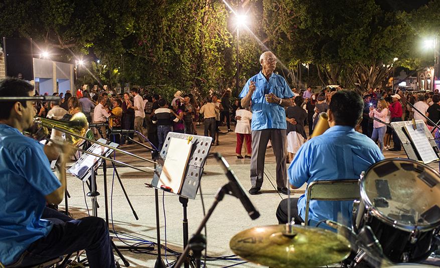 Noches Mágicas: Baile y recuerdos en el Parque de Santiago