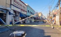 Poste de alumbrado público, se cae en medio de la calle del centro de Mérida