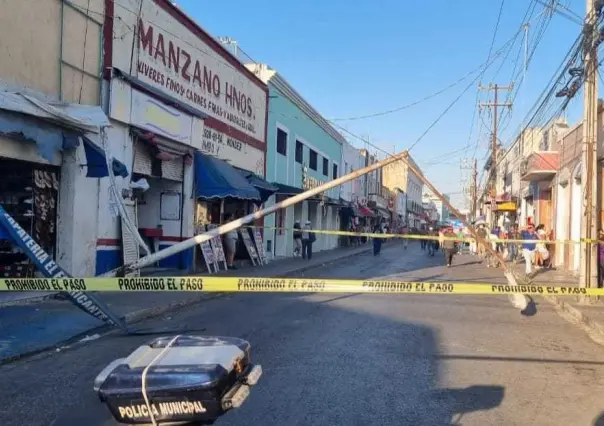 Poste de alumbrado público, se cae en medio de la calle del centro de Mérida