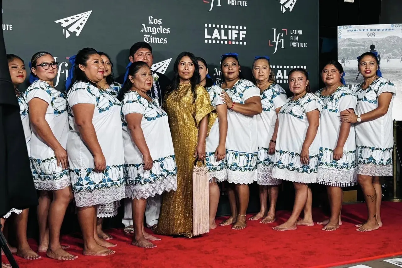 Las mujeres originarias de Yaxunah estuvieron acompañas de la actriz Yalitza Aparicio Foto: Redes sociales