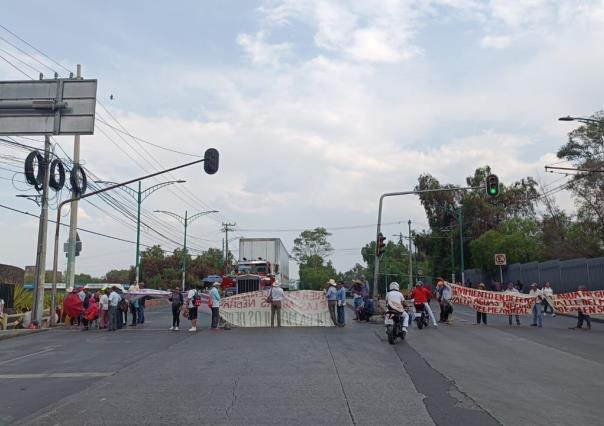 Comuneros de Hidalgo bloquean Insurgentes frente a Conagua, piden obras