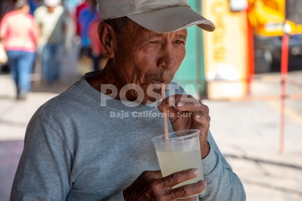 Ciudadano se hidrata para soportar el calor. Foto: Alberto Cota / POSTA BCS