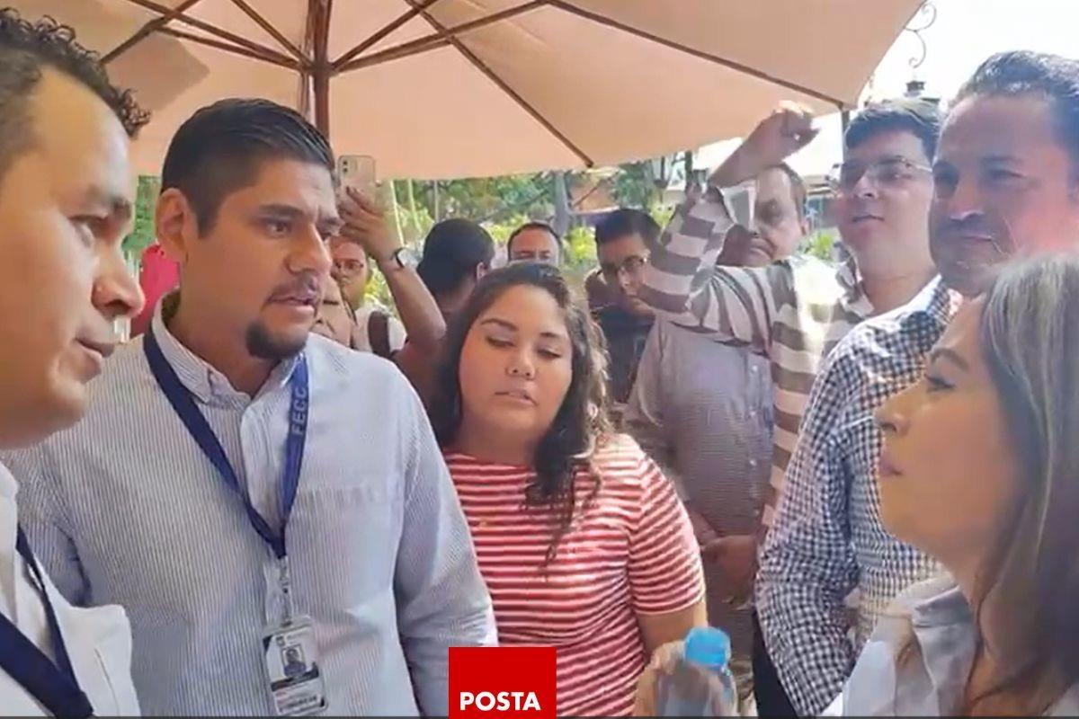 Lucy Meza Guzmán fue abordada por agentes policiacos en el restaurante donde se reunió con los medios de comunicación. Foto: David Monroy