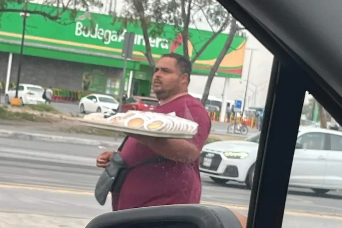 Señor vendiendo pays en avenida de Guadalupe frente a Bodega Aurrera. Foto: Facebook Panadería NANCY