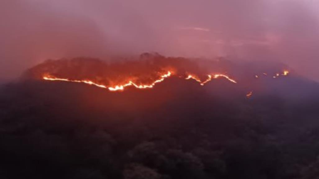 Incendio consume ladera oeste de Cuernavaca; alerta en zona urbana