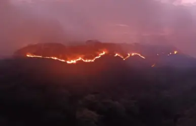 Incendio consume ladera oeste de Cuernavaca; alerta en zona urbana