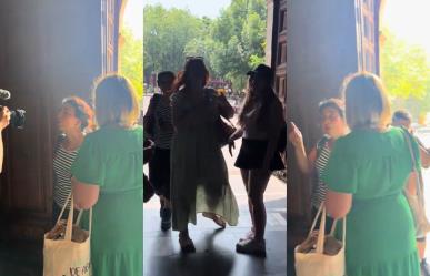 ¡Prohibido entrar con shorts! Mujer confronta a turistas en iglesia de Coyoacán