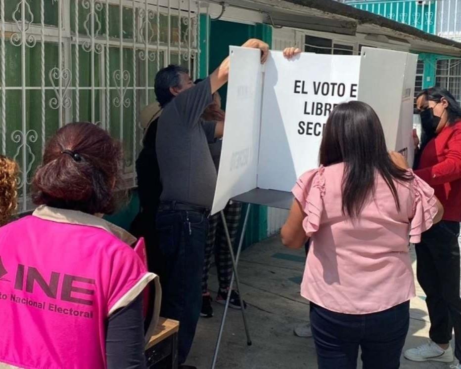 Personal del INE junto a ciudadanos acomodando una casilla. Foto: INE