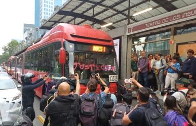 ¡No a la homofobia! Protestan tras retiro de bandera LGBT+ en Infonavit