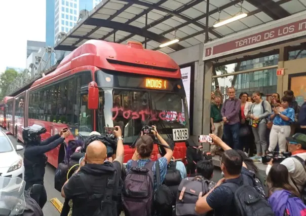 ¡No a la homofobia! Protestan tras retiro de bandera LGBT+ en Infonavit