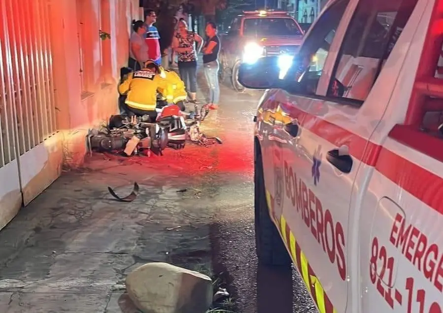 Choca motociclista y sale herido en Linares