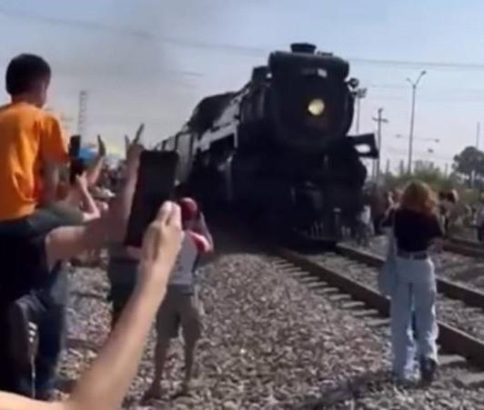 ¡Otra mujer sí la libró! Casi la arrolla la locomotora