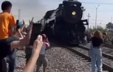 ¡Otra mujer sí la libró! Casi la arrolla la locomotora