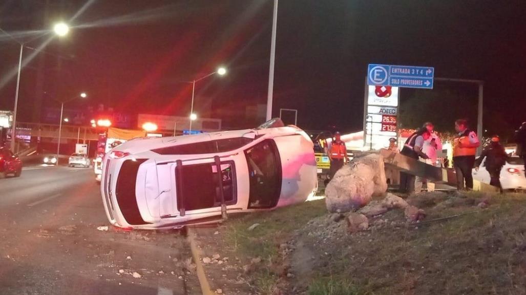 Vuelca auto en avenida Lázaro Cárdenas