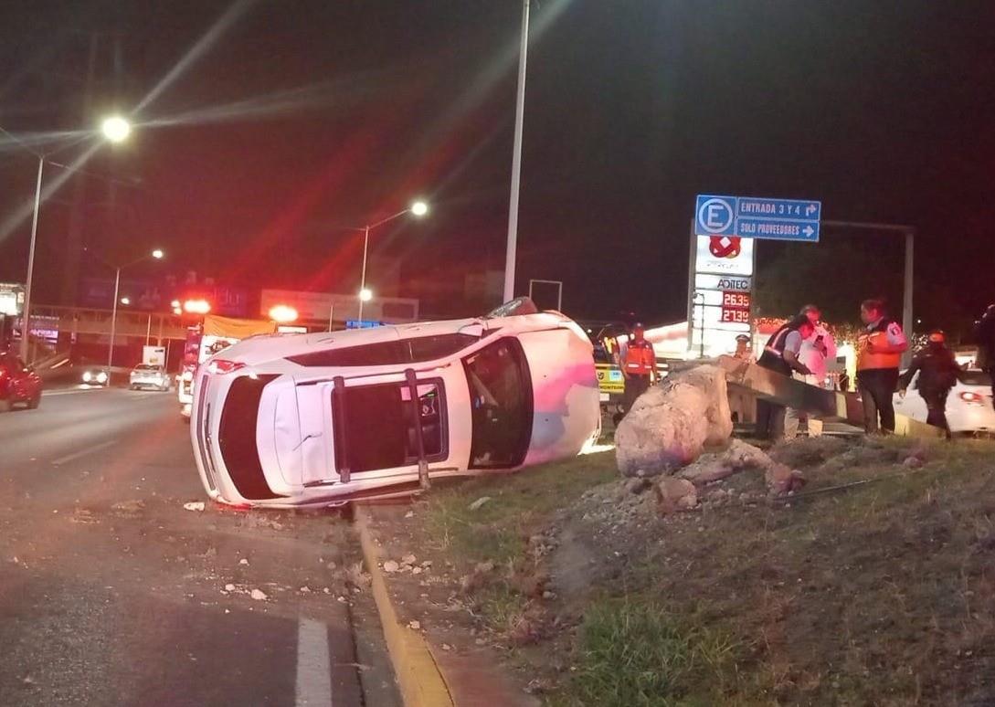 El auto que terminó semi volcado tras chocar en la avenida Lázaro Cárdenas en Monterrey. Foto: Protección Civil de Nuevo León