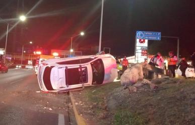 Vuelca auto en avenida Lázaro Cárdenas