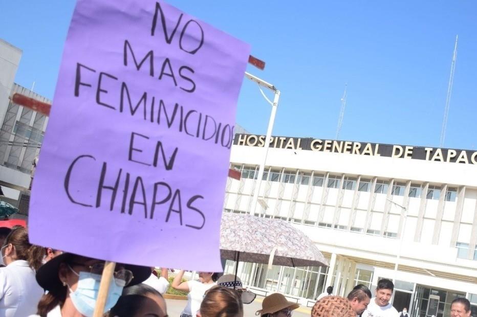 Mujeres feministas afuera de la fiscalía general de justicia de Chiapas, para exigir justicia. Foto: Latinus.