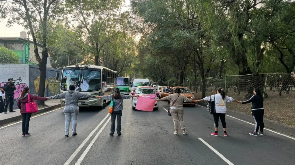 Madres de familia bloquean vialidades, acusan abuso de autoridad en primaria