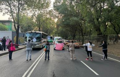 Madres de familia bloquean vialidades, acusan abuso de autoridad en primaria